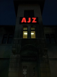 Eingang zum AJZ