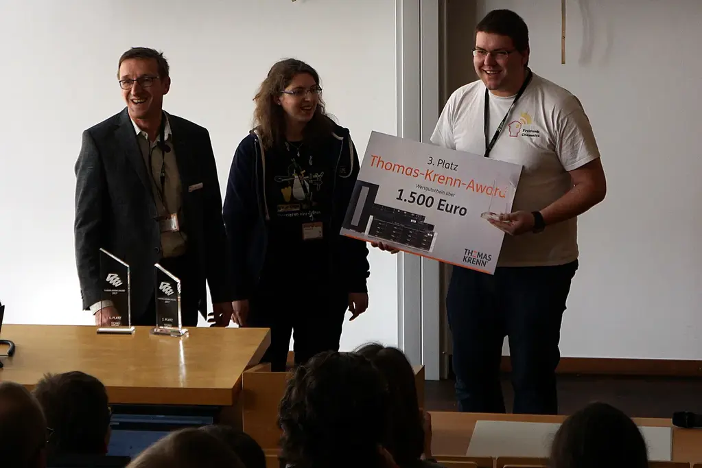 Steffen nimmt stellvertretend den Thomas Krenn Award entgegen.