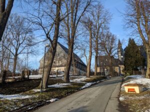 Blick auf das Gemeindehaus und die Kirche In Röhrsdorf